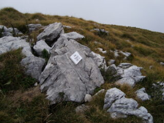 Indicazione cima Foppazzi, è presente anche una croce.