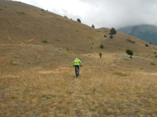 risalita al colletto dove il sentiero torna ad essere evidente