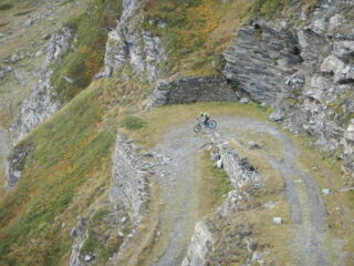 sterrato militare  con tornanti e muri di contenimento superlativi