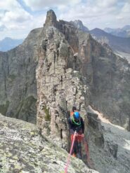Calata in doppia, alle spalle il torrione sommitale
