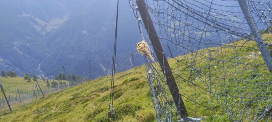 L'anello di corda sul paravalanghe da aggirare.