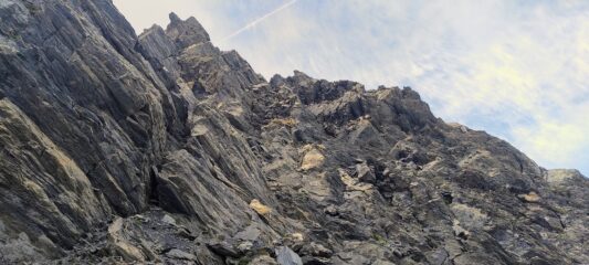 Il canalino, ingrandendo su vede lo spezzone di corda fissa 