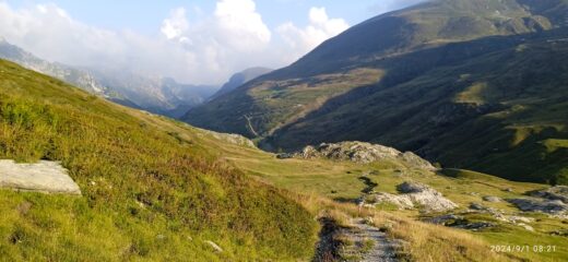 Discesa dal Passo delle Saline verso il Rifugio Mondovì 
