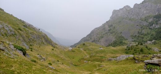 Discesa verso la Gola della Chiusetta e Carnino 