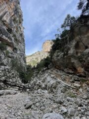 Sulla destra la cengia da salire