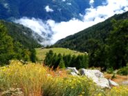 Dalla poderale uno splendido scorcio sugli alpeggi.