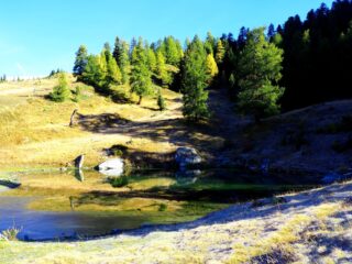 Il Lago delle Rane con i primi colori autunnali.