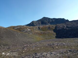 a metà tra ombra e sole il canalino che porta al colle prima della morena