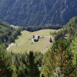 In discesa, vista su Sossoun dal sentiero 10