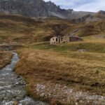 Le grange Autaret sovrastate dal Monte Maniglia