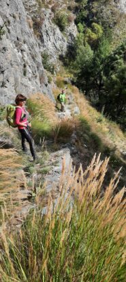 sul sentiero alla base delle parete rocciose