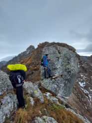 Il masso che sbarra la strada a circa metà percorso