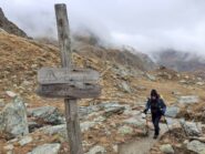 A sinistra il sentiero Passet n.11C, esposto con catene; da destra arrivo sul sentiero n. 1 / n. 11B con la chiusura del primo anello.