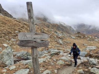 A sinistra il sentiero Passet n.11C, esposto con catene; da destra arrivo sul sentiero n. 1 / n. 11B con la chiusura del primo anello.