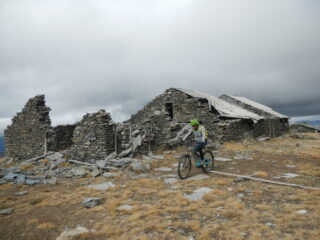 i ruderi delle casermette sul Monte Morefreddo