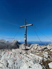 La croce di cima con Cima delle Nove sullo sfonfo