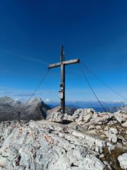 La croce di cima con Cima delle Nove sullo sfonfo