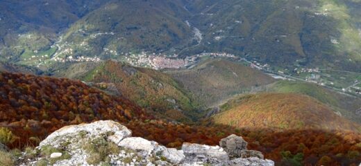 Ormea dalla cima tra i colori autunnali 