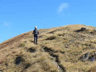 in discesa sul costone erboso del Varirosa