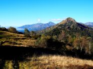 Le cime del Biellese dall'inizio della discesa verso la Bocchetta di Luvera.
