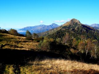 Le cime del Biellese dall'inizio della discesa verso la Bocchetta di Luvera.