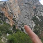 Il cengione/terrazzo alberto da cui si attaccano le vie, visto dal sentiero.