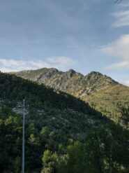 Sul sentiero del ritorno si vede bene la via di cresta