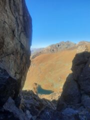 Lago della Manica tra le rocce.