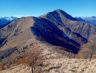 il Monte Longia e il Monte Rastcias  dal versante di salita al Birrone.