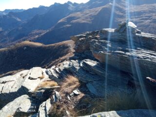 ometto di vetta e sul fondo parte della cresta del Bec Raty