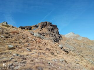 linea gialla: canale più breve e meno ripido; linea azzurra: canale più lungo e più ripido, entrambi non difficili