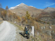 nella parte alta la salita si svolge su sterrato agevole e panoramico