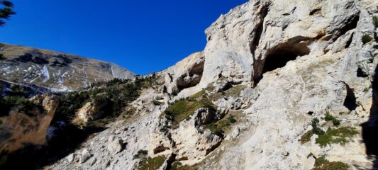 mirabilia: la Grotta dei Saraceni vista dal sentiero esterno alla galleria