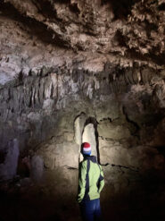L'interno della grotta con le sue enormi stalagmiti