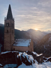 La splendida chiesa di San Peyre al tramonto vale la deviazione