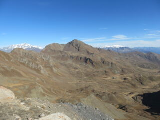 Rifugio e Mont Fallere dalla vetta; sfondo Gran Combin e Monte Rosa