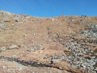 pianoro m.2450: verso destra (est) controcielo si intercetta l'ometto che porta alla salita più semplice dove si trovano meno pietre e più ometti.