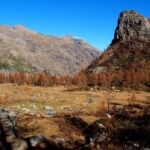 Lo splendido pianoro dell'Alpe Saulera con la Rocca Tovo.