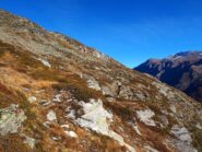 Salendo verso il Mont Pelà.