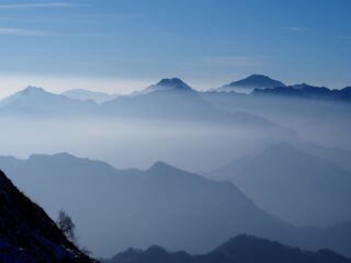 Contrafforti che emergono dalle brume.