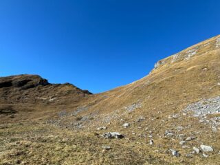Lasciato qui le MTB, da qui si traversa a dx su tracce vaghe a prendere la cresta.