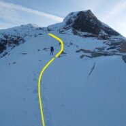 Lasciandosi il salto roccioso a destra.