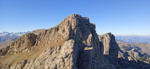 Cima Bozano (m.2565) con la cresta Est 