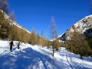 Ambiente finalmente invernale sulla stradina verso il vallon des Baisses