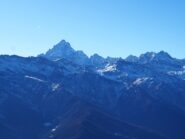 Monviso e satelliti dalla cima.