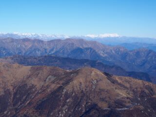Panorama dalla cima, fino al lontano Monte Rosa.