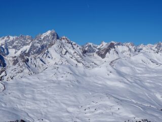 In primo piano la costiera Fetita - Testa dei Frà; in secondo piano Grande Rochere e Aiguille de Bonalé.