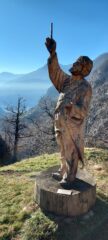 La prima statua che si incontra entrando a Cemp dal sentiero nr. 4