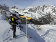 Arrivo al bivio: a sinistra per l'Oratorio di Cuney, a destra per il Rifugio Magià.