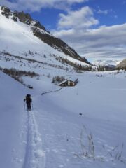 Scendiamo salendo verso l'Alpe Djuan.